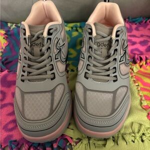 Gray and Pink Sneakers with Cushioned Sole and Sporty Design